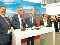 Gustavo Staufert (izquierda), director de la Oficina de Visitantes y Convenciones de Guadalajara, y Michelle Fridman (derecha), secretaria de Turismo de Jalisco, en la firma con directivos de ITB. ESPECIAL