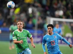 Pedro de la Vega, de los Sounders de Seattle, y Omar Campos, del Cruz Azul, disputan el balón. AP/L. Wasson