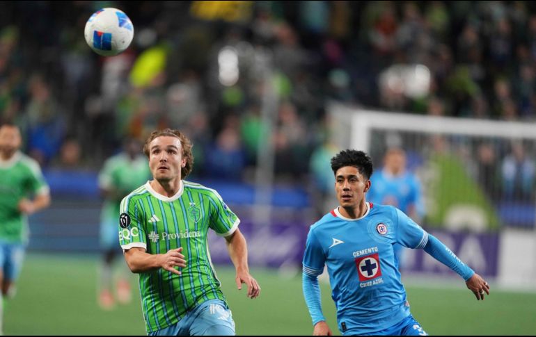 Pedro de la Vega, de los Sounders de Seattle, y Omar Campos, del Cruz Azul, disputan el balón. AP/L. Wasson