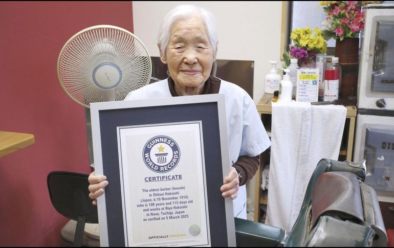 La barbera, Shitsui Hakoishi, afirma que no piensa guardar pronto sus tijeras. AP / Kyodo