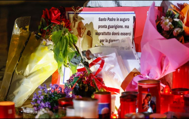 El Pontífice se encuentra hospitalizado desde el pasado 14 de febrero a causa de una neumonía bilateral y otros problemas respiratorios. EFE/F. FRUSTACI