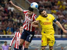 Miguel Tapias y Henry Martín disputan un balón durante el partido de ida de los Octavos de FInal de la Champions Cup de la Concacaf. IMAGO7