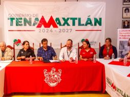 Cosío Gaona, junto con su director de vinculación, Pablo García Arias, visitaron Ejutla, donde fueron recibidos por la alcaldesa Rosa Angélica Rivera González. CORTESÍA.