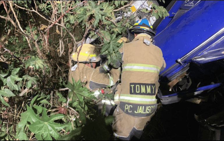 Debido a las condiciones, brigadistas de El Arenal requirieron de equipo hidráulico para poder extraer el cuerpo de la víctima. ESPECIAL