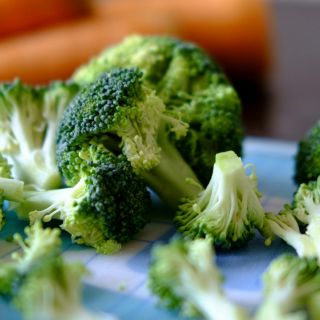 Método para eliminar gusanos y bacterias del brócoli antes de su cocción