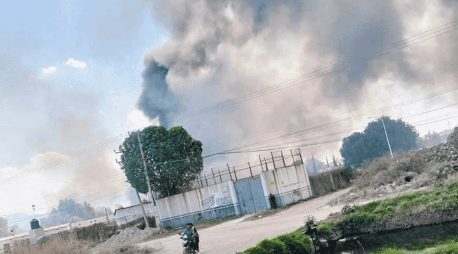 La columna de humo se pudo apreciar a varios kilómetros a la redonda. ESPECIAL