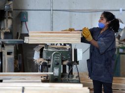 La inserción en el mercado laboral de trabajo de las mujeres es menor a la de los hombres. NOTIMEX/ARCHIVO