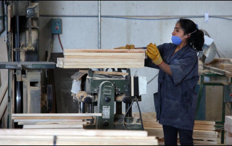 La inserción en el mercado laboral de trabajo de las mujeres es menor a la de los hombres. NOTIMEX/ARCHIVO