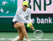 Iga Swiatek derrotó a Caroline Garcia por 6-2 y 6-0. EFE/J. Mabanglo