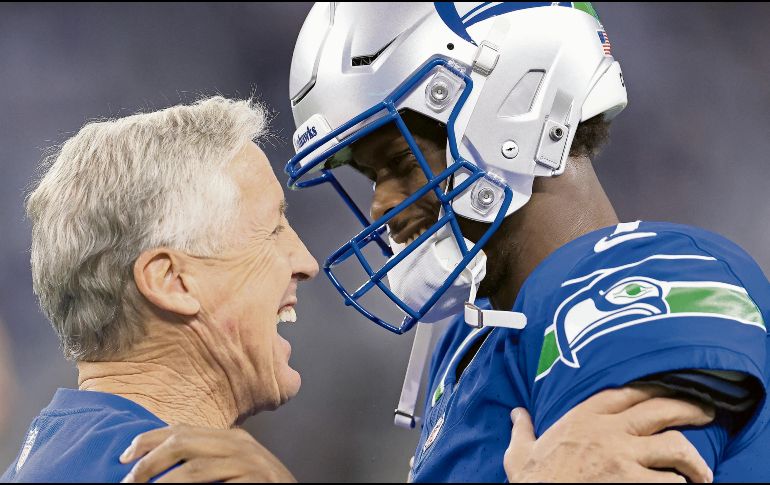 Geno Smith (der.) y Pete Carroll se reencontrarán en Las Vegas. AFP/R. Jenkins