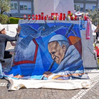 El Papa pasa una noche "tranquila" tras 23 días hospitalizado