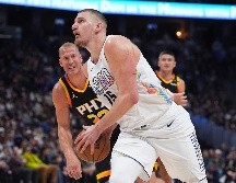 Jokic hace historia con el primer triple de 30-20-20 en la NBA en triunfo de Nuggets. AP / David Zalubowski