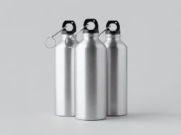 Las botellas y envases de aluminio se han vuelto populares como sustitutos de los recipientes plásticos. ESPECIAL / CANVA