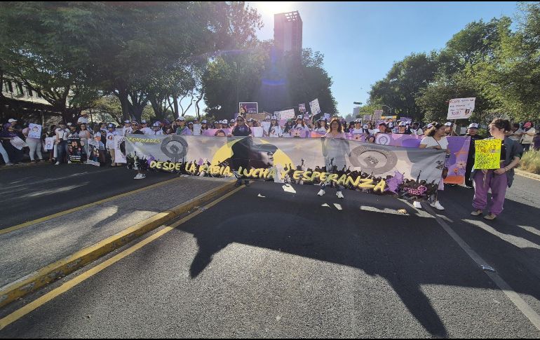 La protesta es encabezada por una lona con la frase 