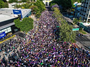"¡Esas feministas sí me representan!", gritan las manifestantes mientras levantan sus pancartas. EL INFORMADOR/A.NAVARRO