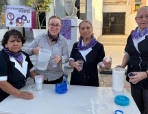 Mujeres trabajadoras de distintos establecimientos han salido de sus negocios para unirse a los cánticos y expresar su apoyo a las mujeres. EL INFORMADOR/ C. Martínez.