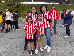 Angélica Rovira y Cristina Monroy viajaron desde California, Estados Unidos, para ser testigos, por primera vez del Clásico Nacional desde el estadio Akron. EL INFORMADOR/ A. GARCÍA.