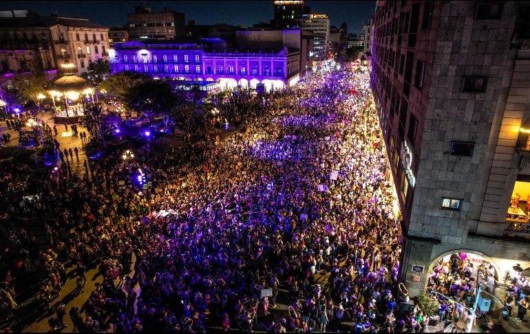 Cientos de mujeres llegaron a la Plaza de Armas como parte de la protesta convocada por el frente radical feminista. ELINFORMADOR/A.NAVARRO