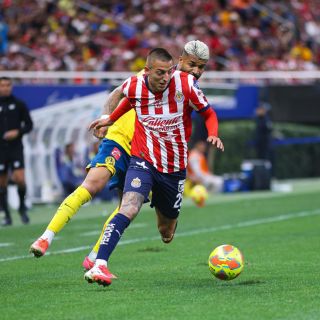 Con un hombre menos, Chivas rescata empate contra América