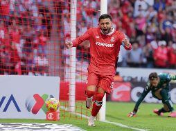 Alexis Vega. El delantero festejando uno de sus goles de ayer ante el Necaxa. IMAGO7