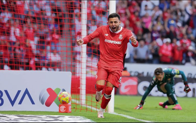 Alexis Vega. El delantero festejando uno de sus goles de ayer ante el Necaxa. IMAGO7
