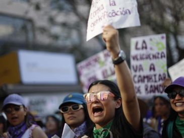 Las manifestantes se reunieron a las 12:00 del día en el Ángel de la Independencia, y partieron rumbo al Zócalo capitalino. EFE/S. GUTIÉRREZ