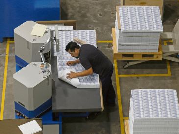 Personal revisa la calidad de impresión de billetes en la fábrica del Banco de México, en un contexto de ajuste presupuestal para la producción de moneda. EL INFORMADOR