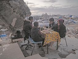 Una familia palestina come en lo que queda de su hogar en Gaza, enclave que ahora sufre de falta de electricidad. EFE