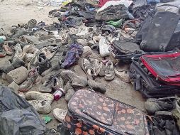 Centenares de pares de zapatos, así como mochilas y prendas de vestir, forman parte de los objetos encontrados en Rancho Izaguirre, en el municipio de Teuchitlán. ESPECIAL