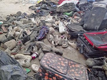 Centenares de pares de zapatos, así como mochilas y prendas de vestir, forman parte de los objetos encontrados en Rancho Izaguirre, en el municipio de Teuchitlán. ESPECIAL