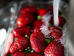 Varios aspectos se ven afectados si se corta el tallo antes de lavar las fresas. UNSPLASH / F. FERNANDO