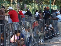 Extranjeros siguen haciendo filas a las afueras de las oficinas de esta institución para solicitar una cita. EFE/ J. Blanco