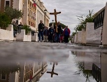 Fieles católicos rezan mientras caminan hacia la Plaza de San Pedro del Vaticano. AP / F. SECO