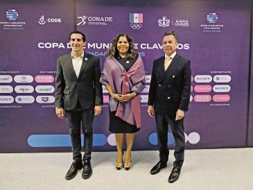 De izquierda a derecha, el titular de la Conade, Rommel Pacheco; la presidenta del Comité Olímpico Mexicano, María José Alcalá, y el gobernador de Jalisco, Pablo Lemus. ESPECIAL