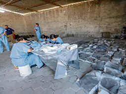 Las autoridades de Jalisco realizan labores de acopio y clasificación de la ropa que fue localizada en el rancho Izaguirre, en Teuchitlán. Ya se habilitaron portales de internet en donde se encuentra clasificada cada prenda. ESPECIAL