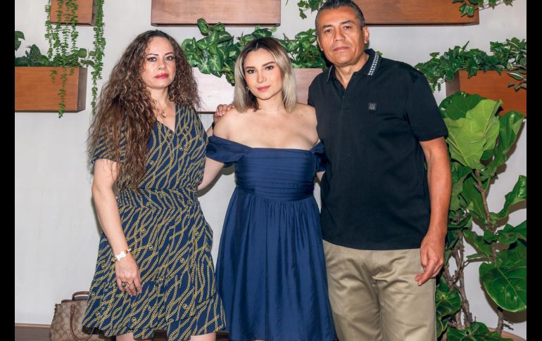 Esthela Hernández, Karla Caballero y Abelardo Caballero en la inauguración de La Casa del Waffle Tlaquepaque. GENTE BIEN JALISCO / A. Rodríguez