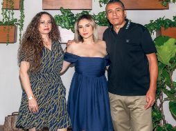 Esthela Hernández, Karla Caballero y Abelardo Caballero en la inauguración de La Casa del Waffle Tlaquepaque. GENTE BIEN JALISCO / A. Rodríguez