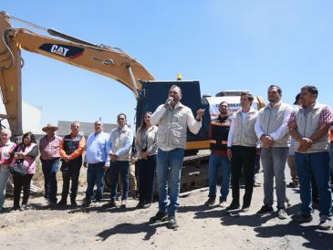 Al dar el banderazo inicial, el presidente municipal Gerardo Quirino, destacó que la infraestructura vial es la columna vertebral del desarrollo. CORTESÍA.