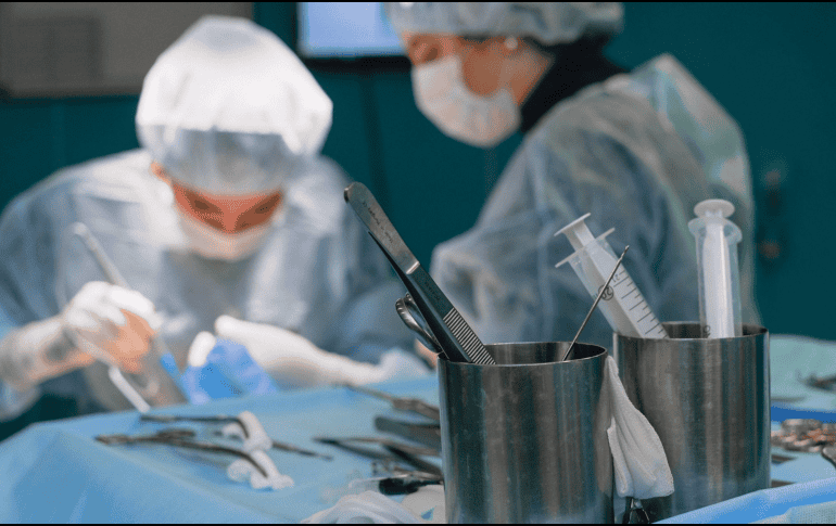 Ya se tienen detectado a 35 personas realizando procedimientos estéticos, con mínimos estándares de seguridad. CANVA/ ESPECIAL