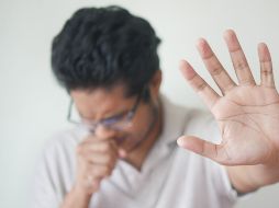 La tosferina se transmite a través de gotas de saliva expulsadas al toser o estornudar, por lo cual es altamente contagiosa. CANVA/ ESPECIAL