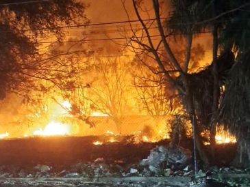 El siniestro comenzó en un terreno baldío ubicado a un costado, sin embargo, este se propagó velozmente a las instalaciones del restaurante. ESPECIAL