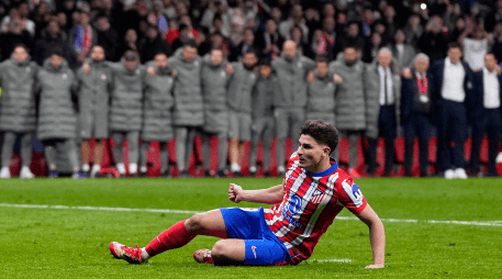 JULIÁN ÁLVAREZ. El Atlético de Madrid tampoco entiende cómo se puede resolver una jugada tan decisiva en tan solo un minuto. AP / M. Fernández