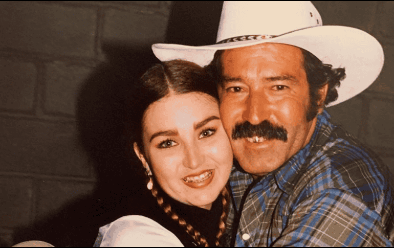 La partida de su padre ha afectado mucho a Alicia Villarreal. ESPECIAL / FB / ALICIA VILLAREAL