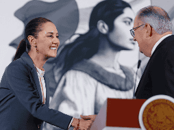 El director general de Asuntos Corporativos de Mabe, Pablo Moreno Cadena (D), saluda a la Presidenta de México, Claudia Sheinbaum. EFE / I. Esquivel