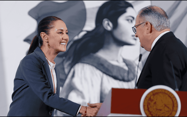 El director general de Asuntos Corporativos de Mabe, Pablo Moreno Cadena (D), saluda a la Presidenta de México, Claudia Sheinbaum. EFE / I. Esquivel