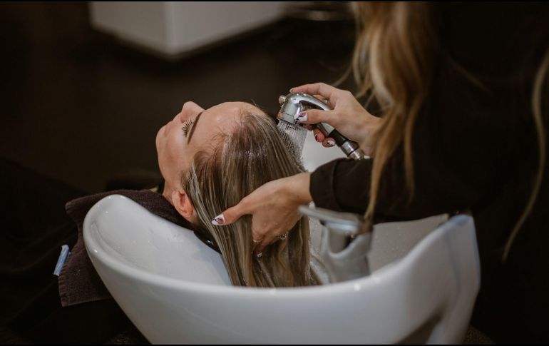 Canas: Cabellos que han perdido melanina. UNSPLASH / L. CASH