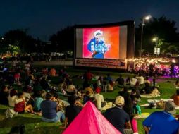 Este evento, que ofrece funciones de cine gratuitas en la Zona Metropolitana de Guadalajara (ZMG), transforma espacios emblemáticos como el Parque Metropolitano y el Parque Alcalde en escenarios ideales para disfrutar del séptimo arte al aire libre. FACEBOOK / Cinemalive