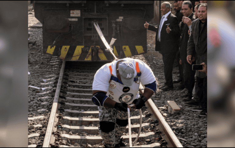 El luchador egipcio conocido como Kabonga jala de un tren en El Cairo, Egipto, el 13 de marzo del 2025. AP Photo / A. Nabil
