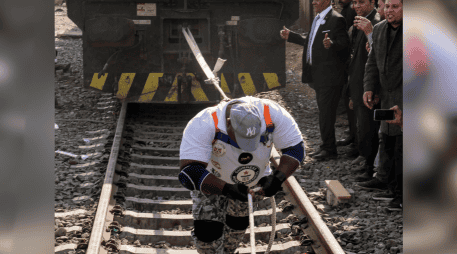 El luchador egipcio conocido como Kabonga jala de un tren en El Cairo, Egipto, el 13 de marzo del 2025. AP Photo / A. Nabil