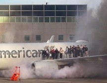 Los pasajeros a bordo del vuelo 4012 permanecieron en el ala del avión estacionado en la Terminal C mientras los servicios de emergencia rociaban el avión con agua. AFP / ARCHIVO